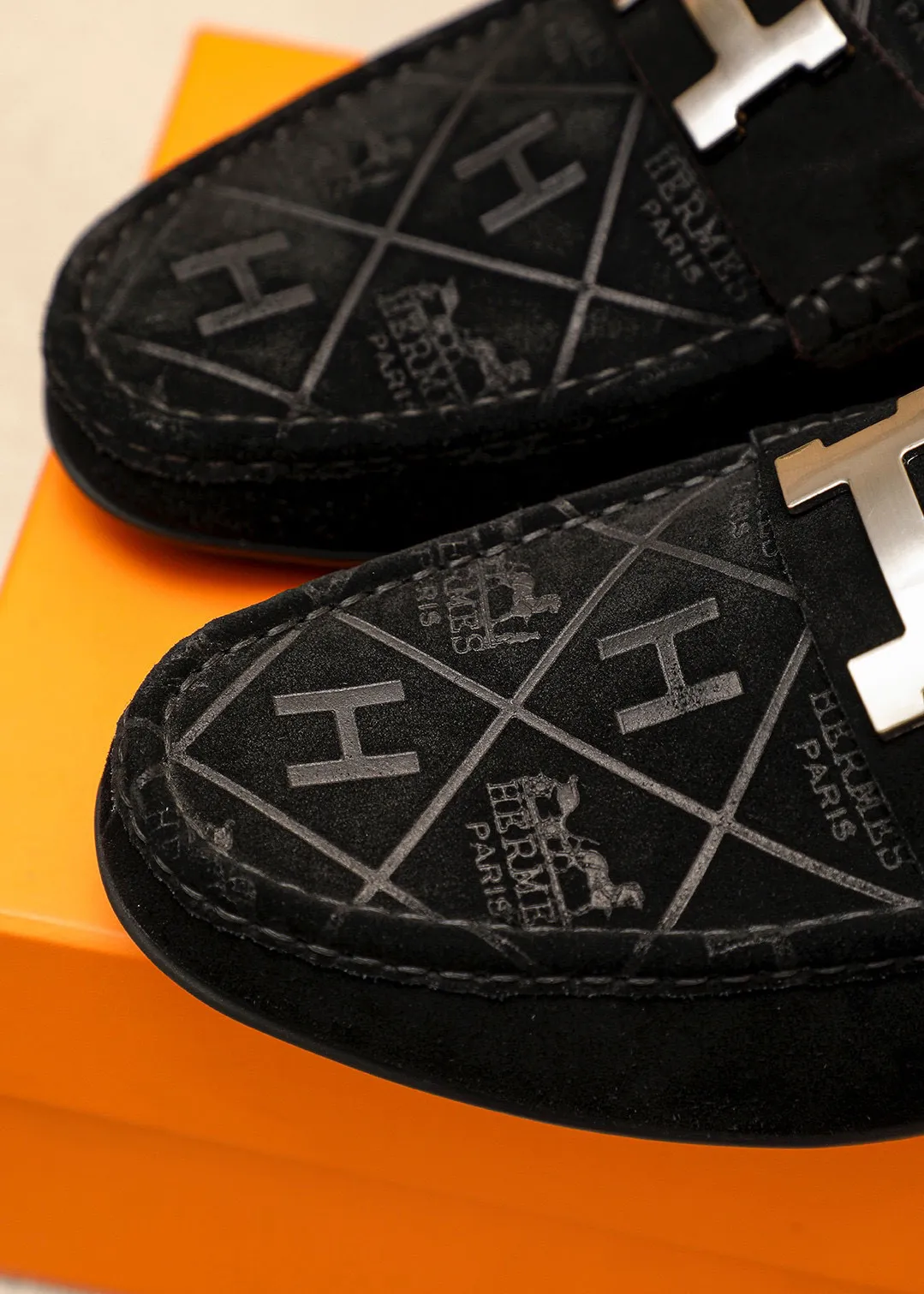 Men's shoes 💰380 💐 Product trademark: HERMES "Hermès" shoes. Regular size: 38-44 (45🉑️customized) Product materials: Selected imported first-layer frosted cowhide embossed upper + classic hardware buckle, imported pig leather lining. Strong three-dimensional visual effect, rubber outsole Color: 1⃣️color optional